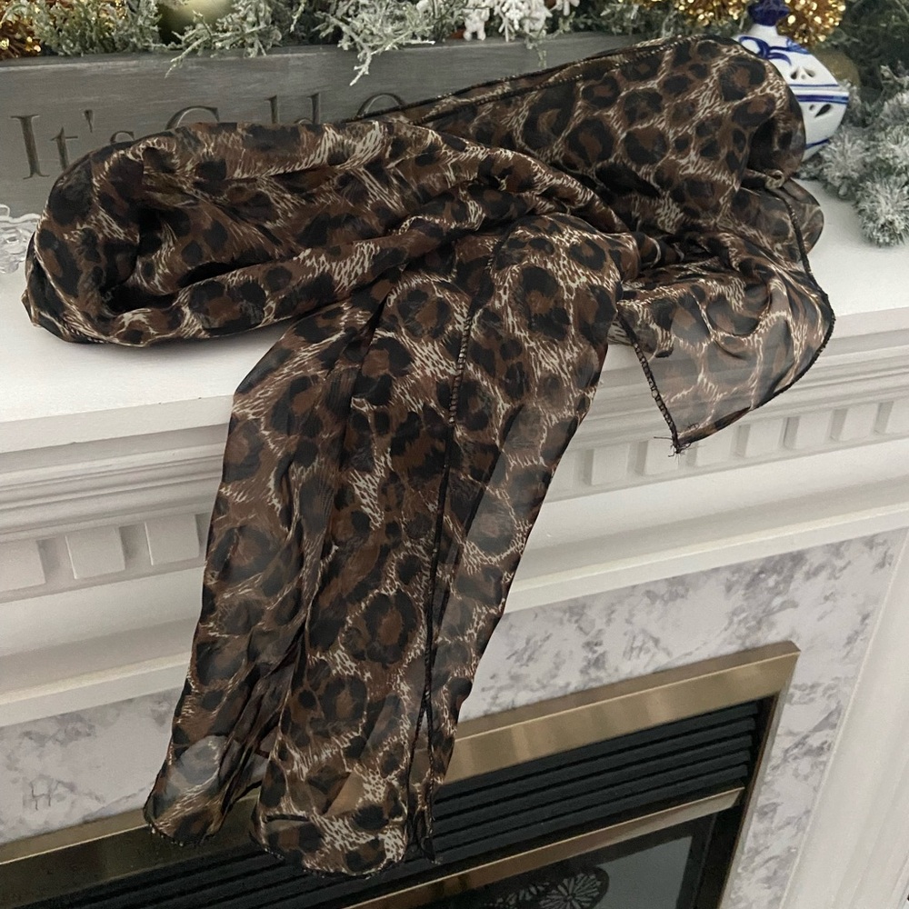 Chic Leopard Print Scarf/Shawl